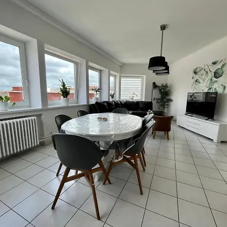 2023 6-8p A 10min Apartment Dunkirk